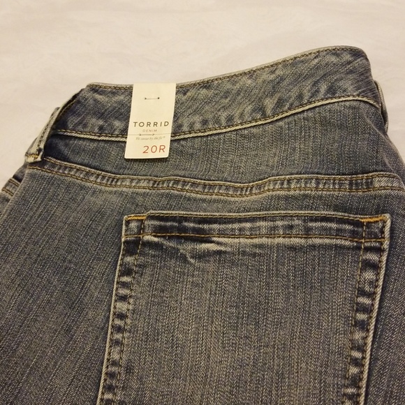Torrid relaxed size 20 medium wash boyfriend jeans - Picture 4 of 4